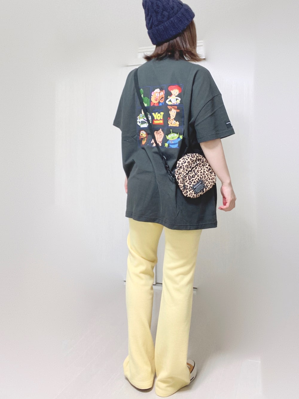 イエロー系のその他パンツ、グレー系のTシャツ/カットソー、ブラック系のスニーカーを着用したレディースの夏コーディネートの3枚目の写真