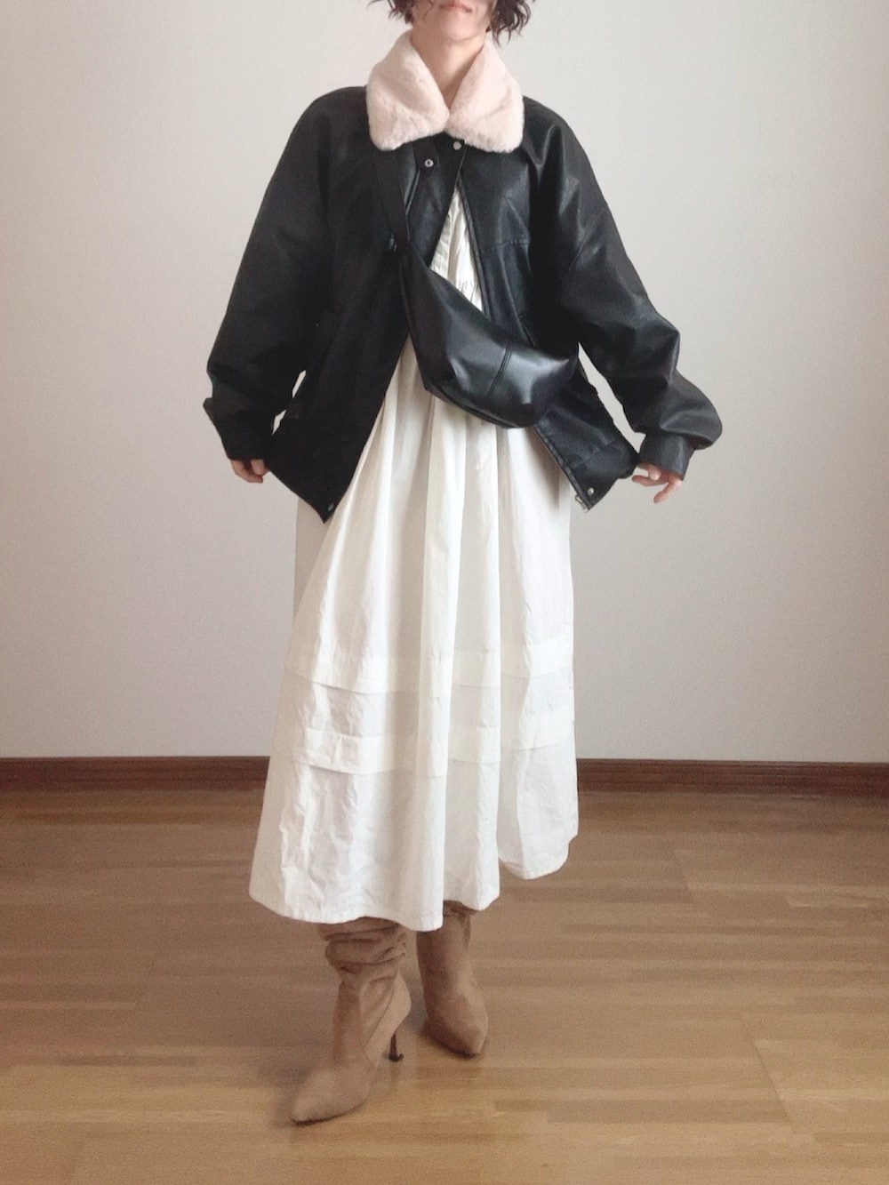 ブラック系のブルゾンを着用したレディースの冬コーディネートの4枚目の写真