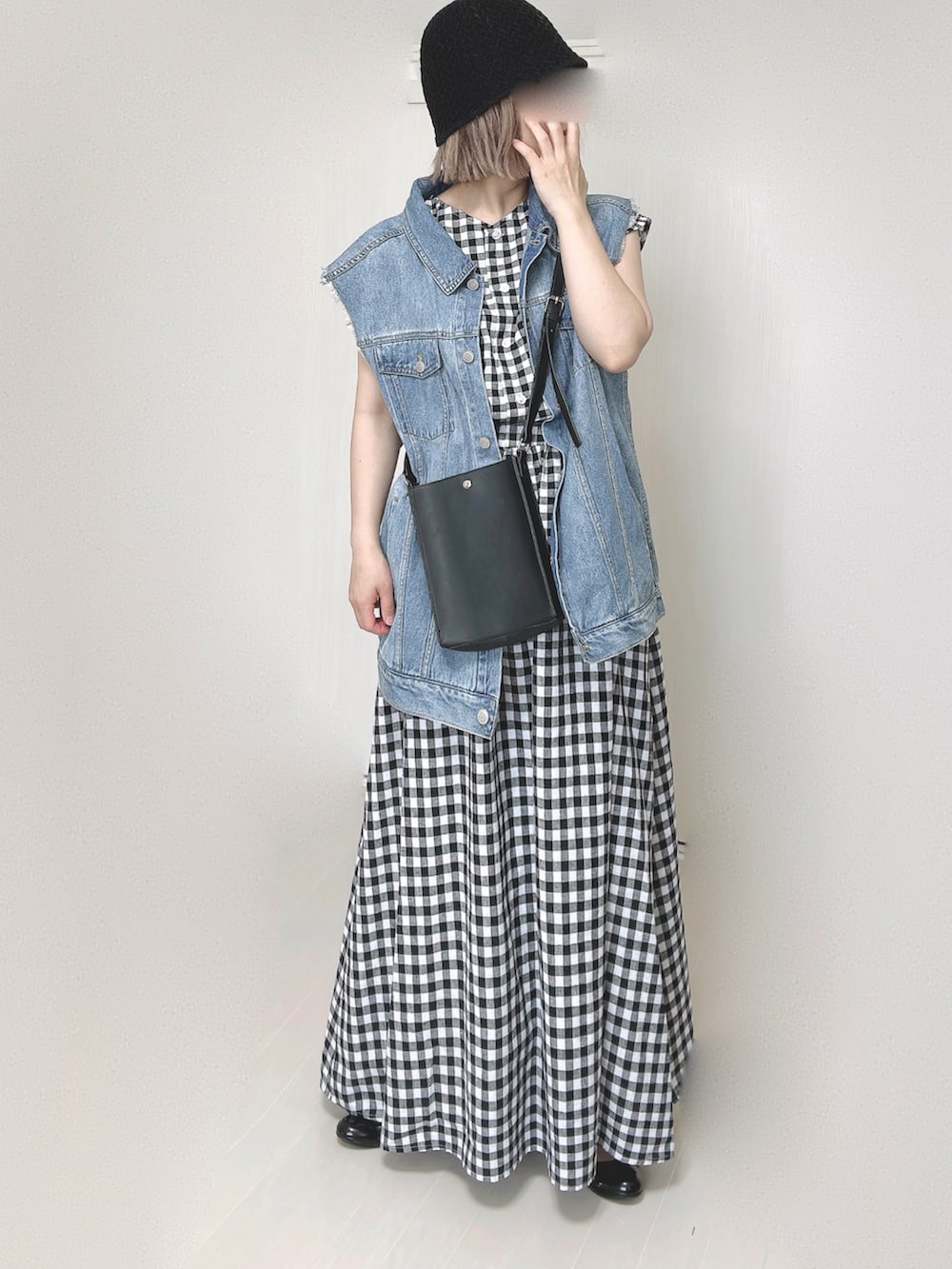 その他のワンピース、ブルー系のベスト、ブラック系のショルダーバッグを着用したレディースの夏コーディネートの5枚目の写真