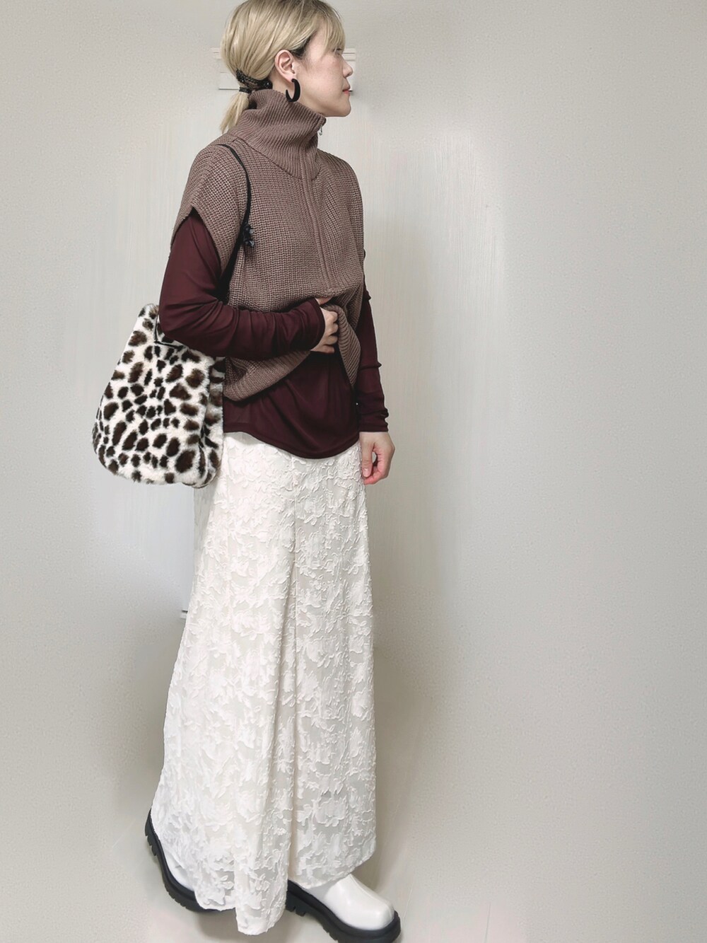 ブラウン系のベスト、ブラウン系のTシャツ/カットソー、その他のショルダーバッグを着用したレディースの秋コーディネートの3枚目の写真