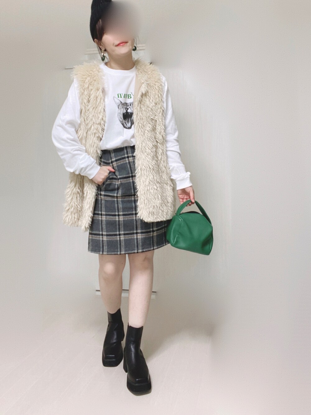 ホワイト系のTシャツ/カットソー、ホワイト系のベスト、グリーン系のハンドバッグを着用したレディースの夏コーディネートの3枚目の写真