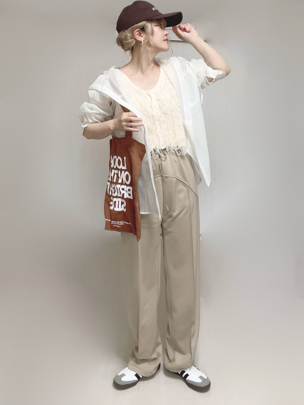 ホワイト系のシャツ/ブラウス、ホワイト系のベスト、ベージュ系のその他パンツを着用したレディースの夏コーディネートの4枚目の写真