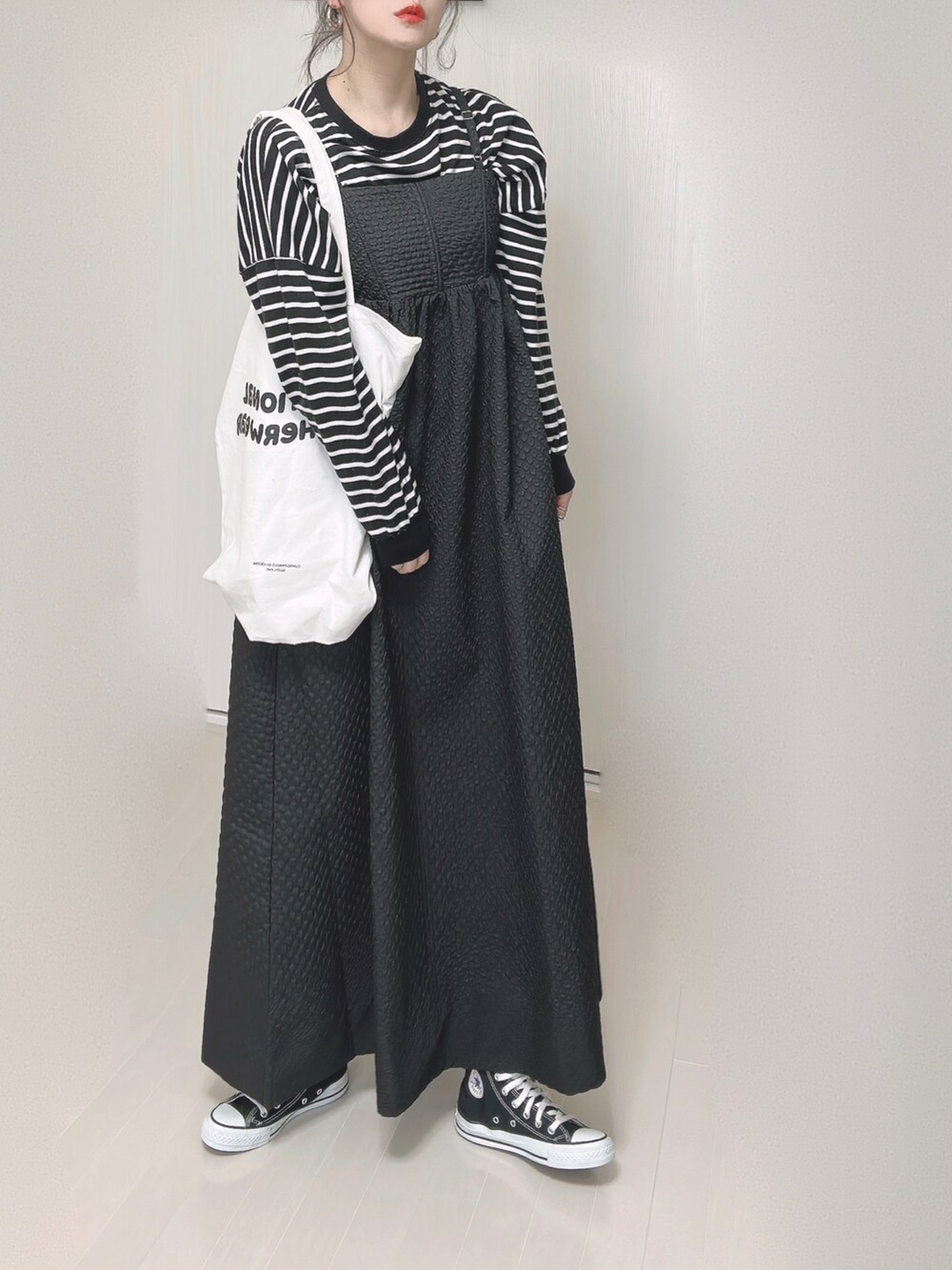 ブラック系のワンピース、ホワイト系のTシャツ/カットソー、ホワイト系のトートバッグを着用したレディースの夏コーディネートの2枚目の写真