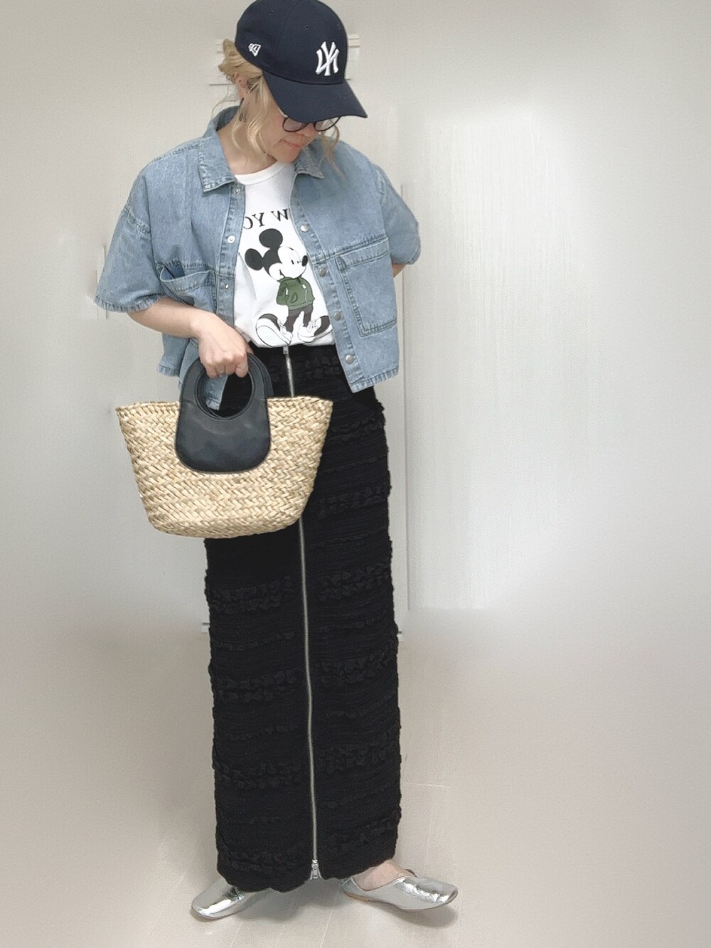 ブラック系のスカート、ブルー系のシャツ/ブラウス、ホワイト系のTシャツ/カットソーを着用したレディースの夏コーディネートの5枚目の写真