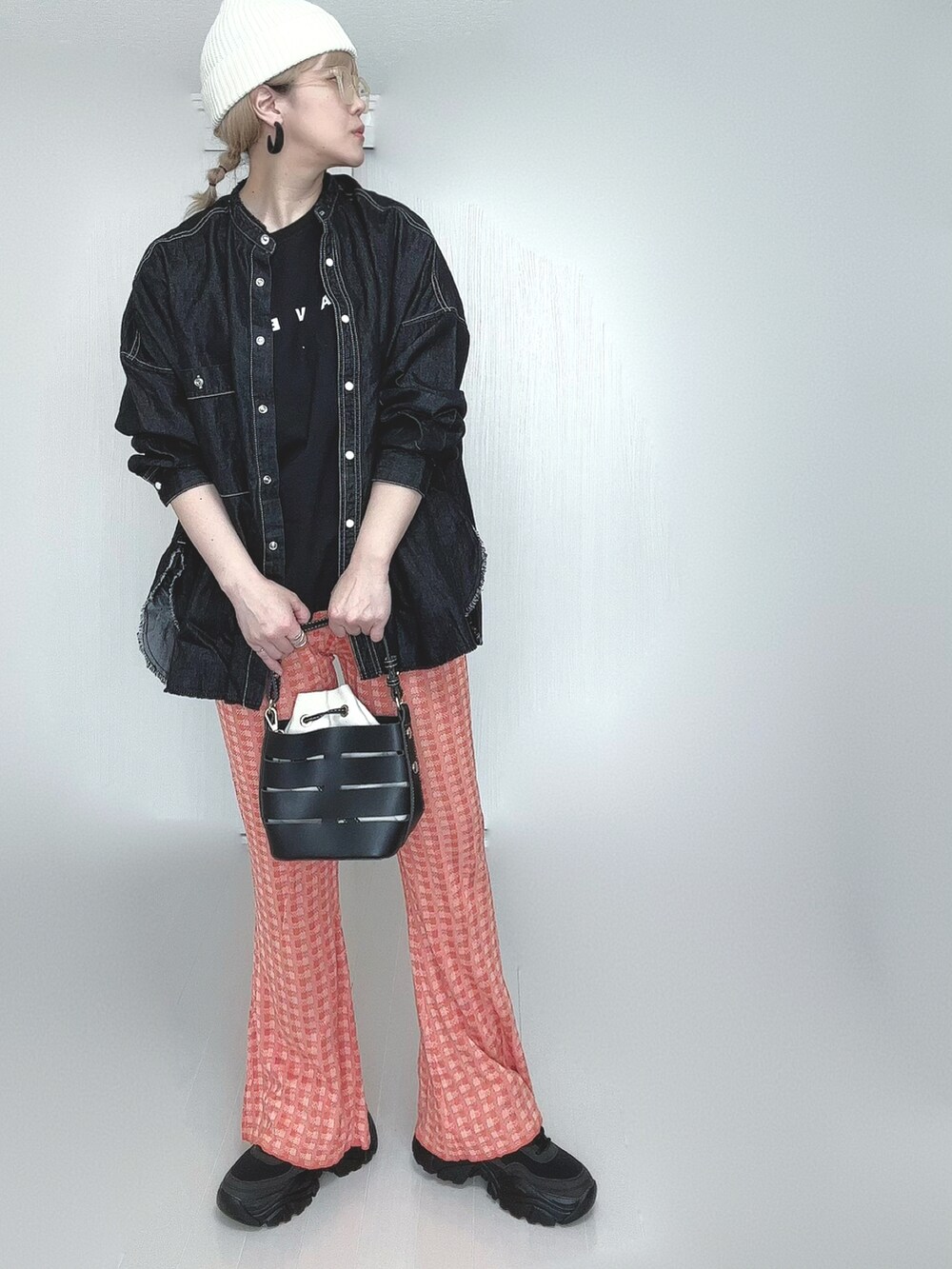 ブラック系のシャツ/ブラウス、ブラック系のTシャツ/カットソー、ブラック系のショルダーバッグを着用したレディースの春コーディネートの2枚目の写真