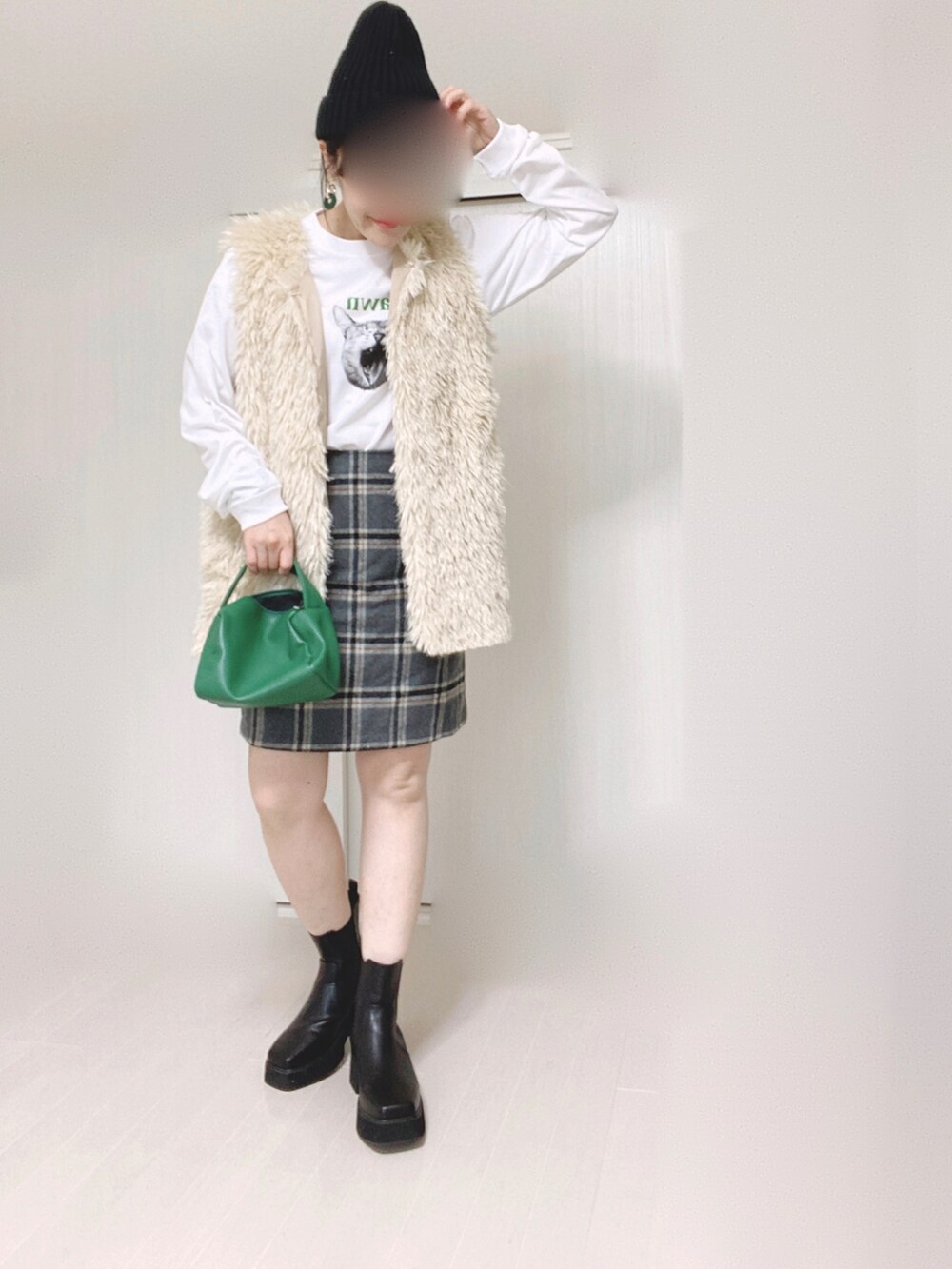 ホワイト系のTシャツ/カットソー、ホワイト系のベスト、グリーン系のハンドバッグを着用したレディースの夏コーディネートの2枚目の写真