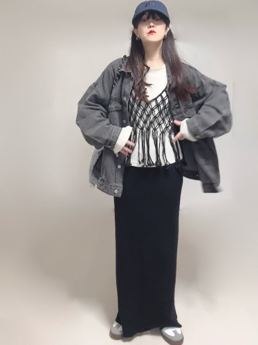 ベージュ系のTシャツ/カットソー、ブラック系のベスト、ブラック系のデニムジャケットを着用したレディースの秋コーディネートの2枚目の写真