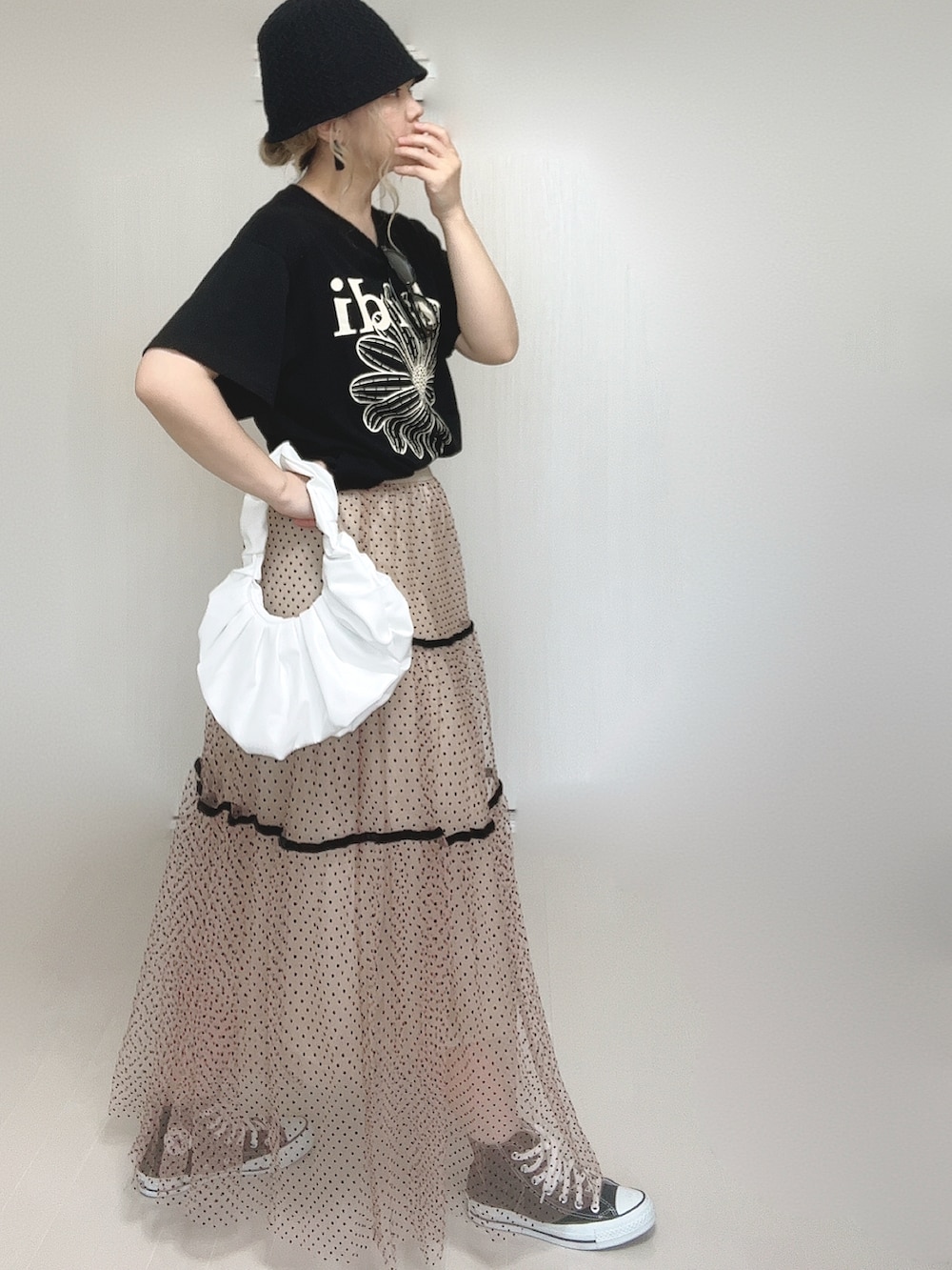 ブラック系のTシャツ/カットソー、ベージュ系のスカート、ブラック系のスニーカーを着用したレディースの夏コーディネートの4枚目の写真