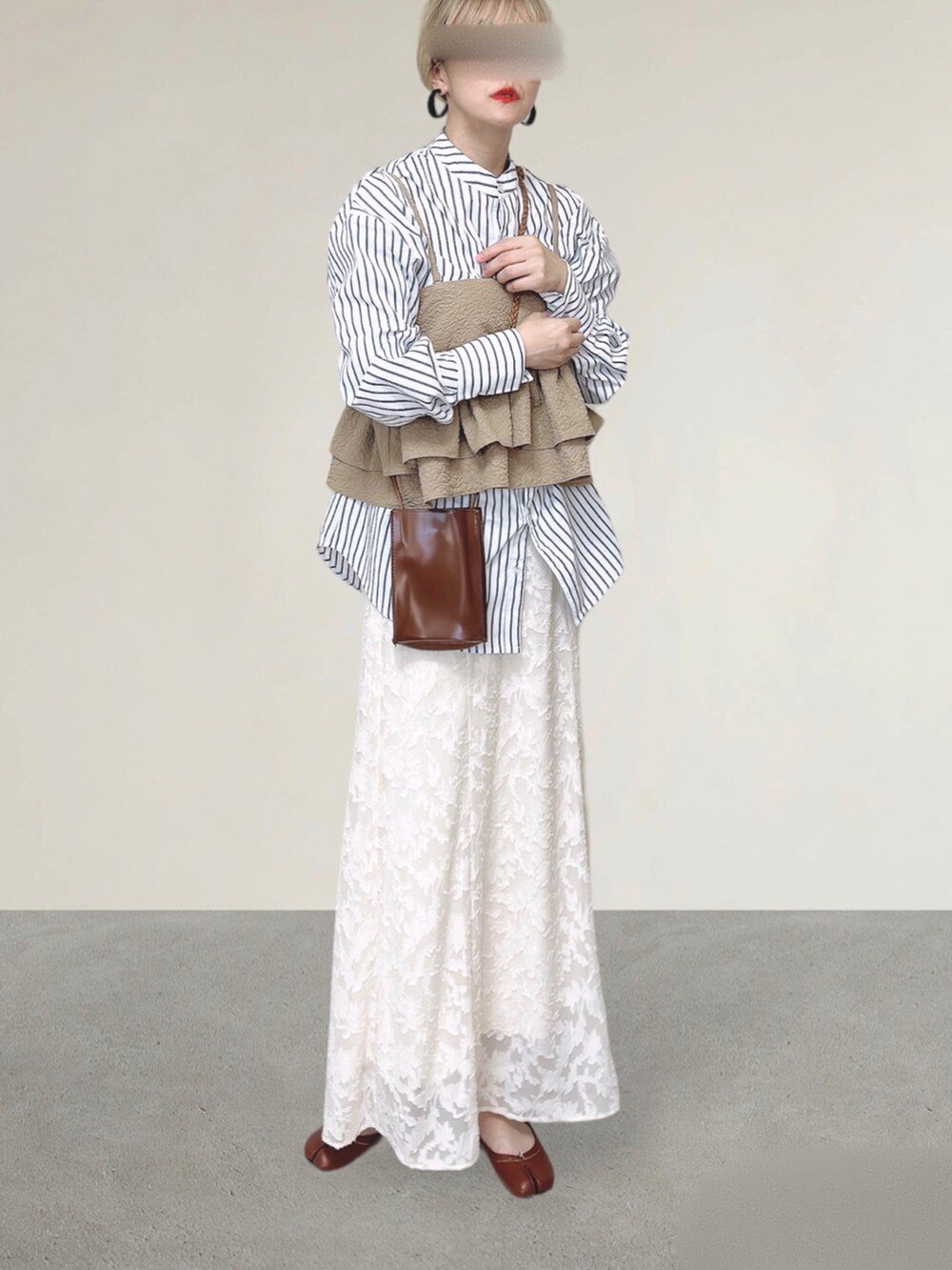 ベージュ系のキャミソール、ホワイト系のシャツ/ブラウス、ブラウン系のショルダーバッグを着用したレディースの秋コーディネートの4枚目の写真