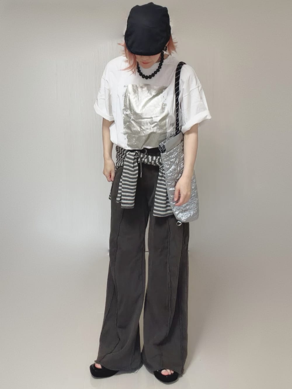 ホワイト系のTシャツ/カットソー、グレー系のカーディガン/ボレロ、ブラック系のスウェットパンツを着用したレディースの春コーディネートの2枚目の写真