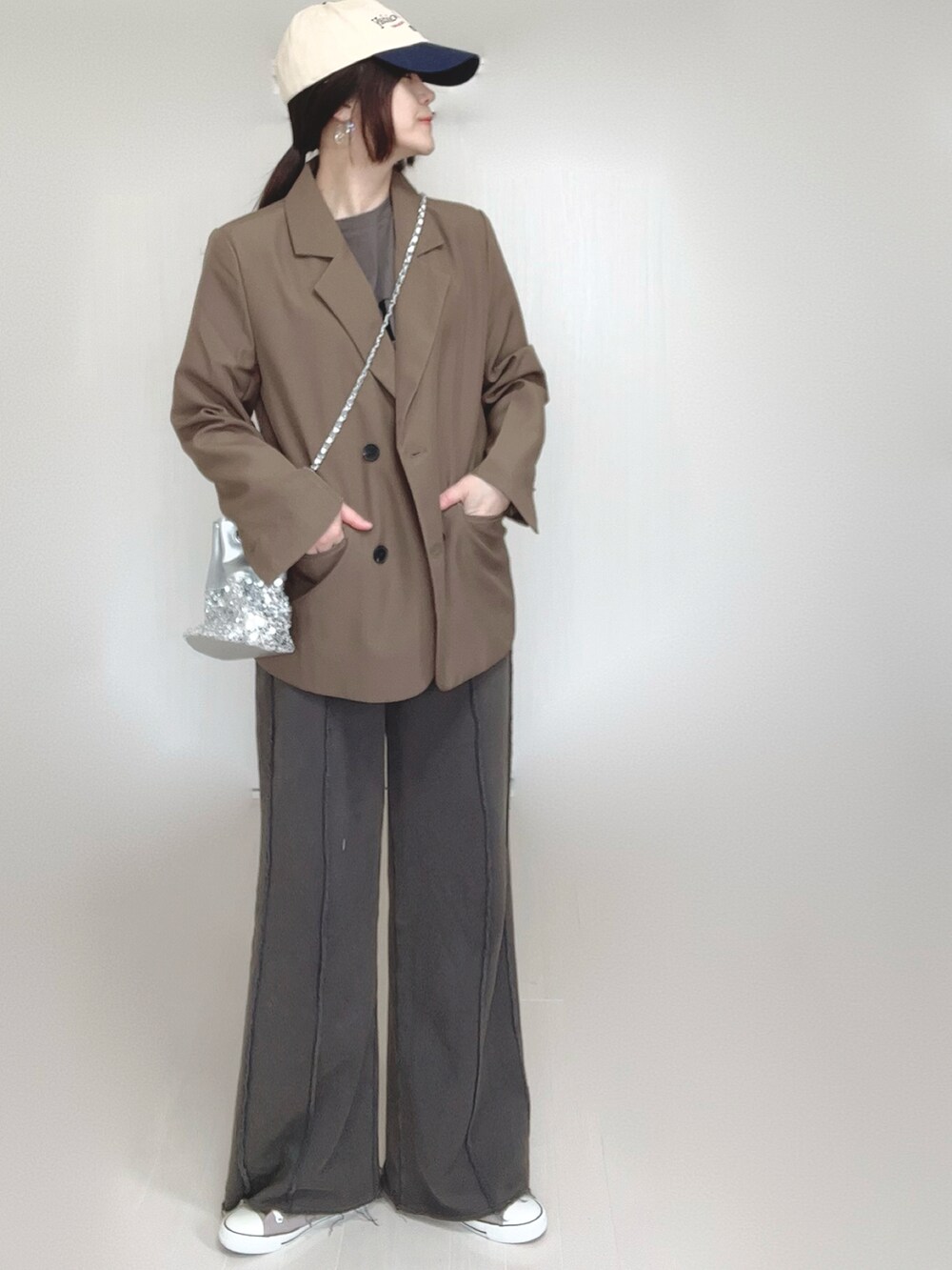 ブラック系のスウェットパンツ、ブラウン系のテーラードジャケット、シルバー系のショルダーバッグを着用したレディースの春コーディネートの4枚目の写真