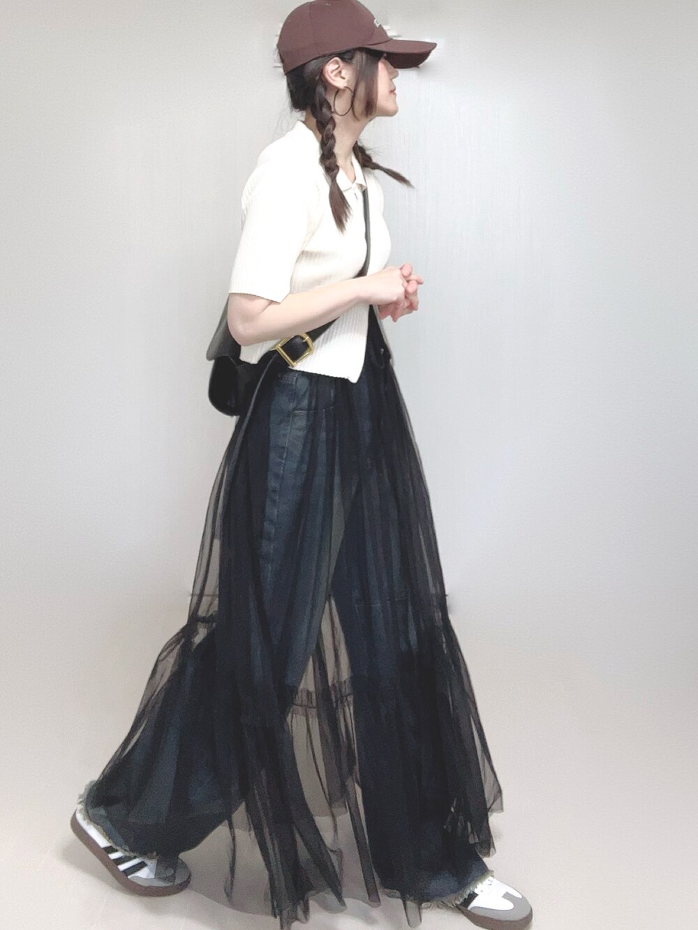 ホワイト系のニット/セーター、ブルー系のデニムパンツを着用したレディースの春コーディネートの3枚目の写真