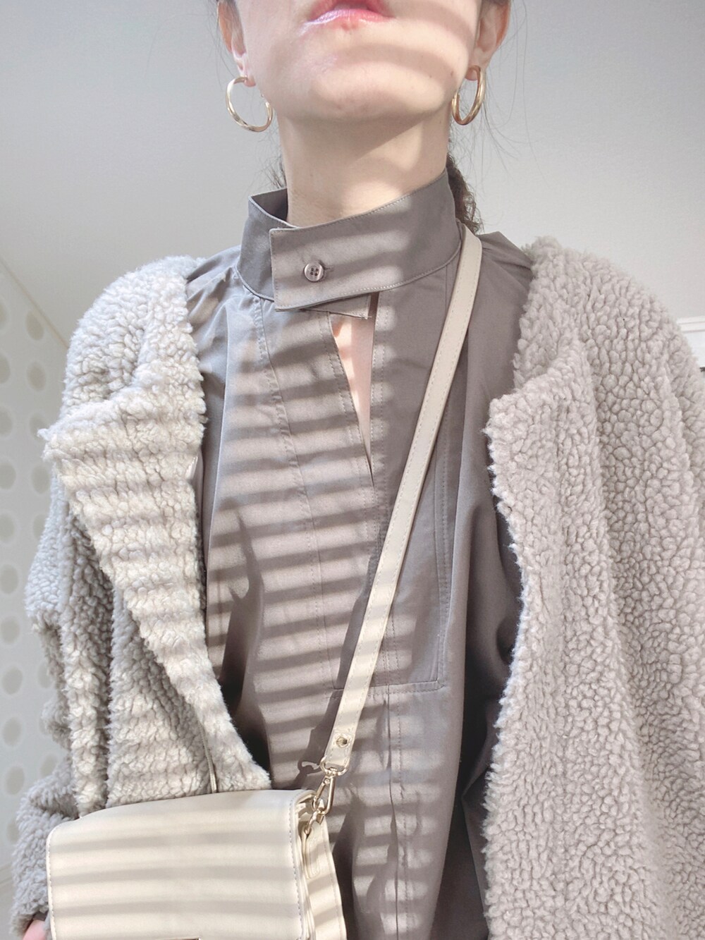 グレー系のシャツ/ブラウス、ベージュ系のノーカラーコート、ベージュ系のショルダーバッグを着用したレディースの秋コーディネートの2枚目の写真