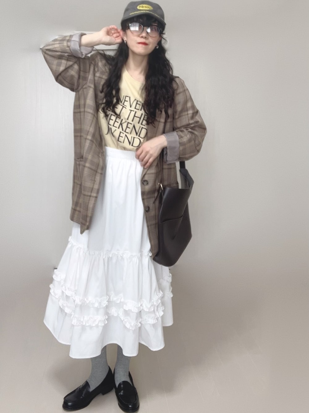 ホワイト系のスカート、ブラック系のローファー、ベージュ系のTシャツ/カットソーを着用したレディースの春コーディネートの5枚目の写真