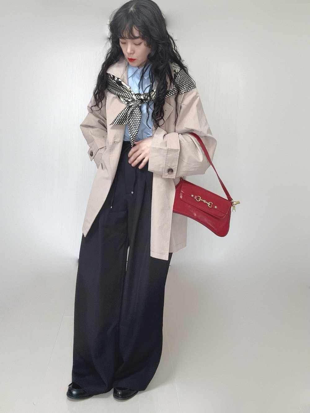 ベージュ系のトレンチコート、ブラック系のスラックス、ブラック系のローファーを着用したレディースの春コーディネートの2枚目の写真