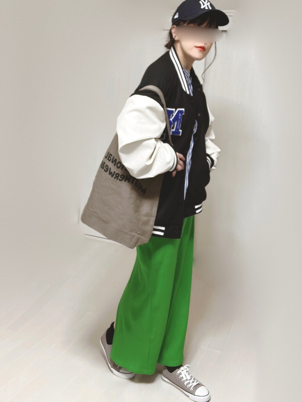 ブルー系のシャツ/ブラウス、ブラック系のスタジャン、ブラウン系のトートバッグを着用したレディースの春コーディネートの2枚目の写真