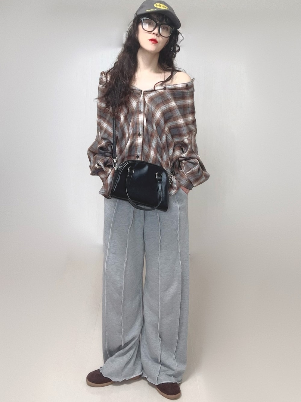 ブラウン系のシャツ/ブラウス、グレー系のスウェットパンツ、ブラック系のボストンバッグを着用したレディースの春コーディネートの5枚目の写真