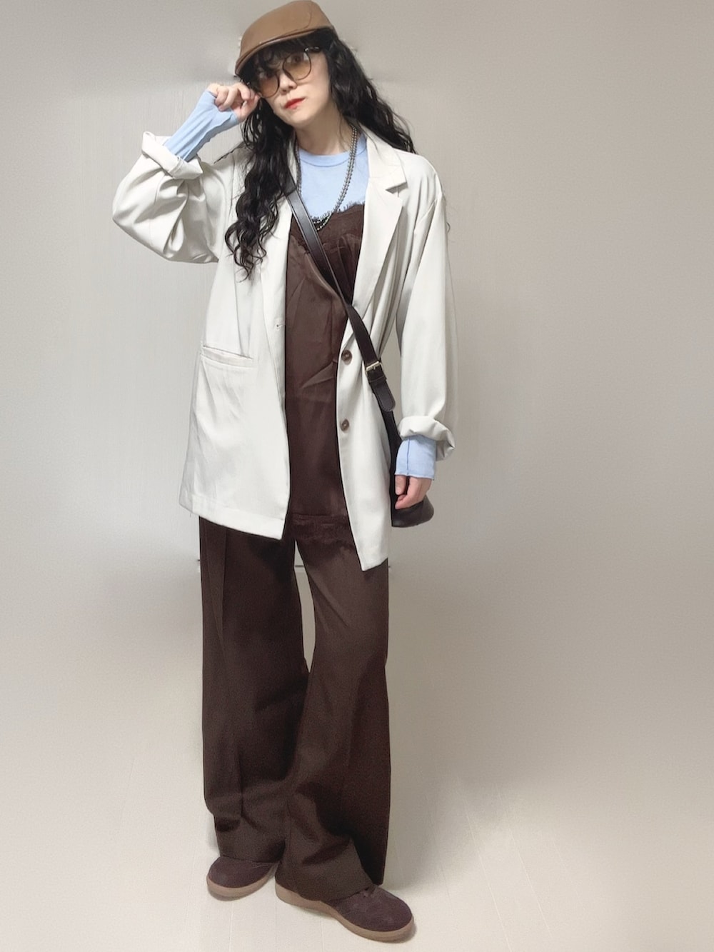 ホワイト系のテーラードジャケット、ブラウン系のその他パンツ、ブルー系のTシャツ/カットソーを着用したレディースの春コーディネートの4枚目の写真