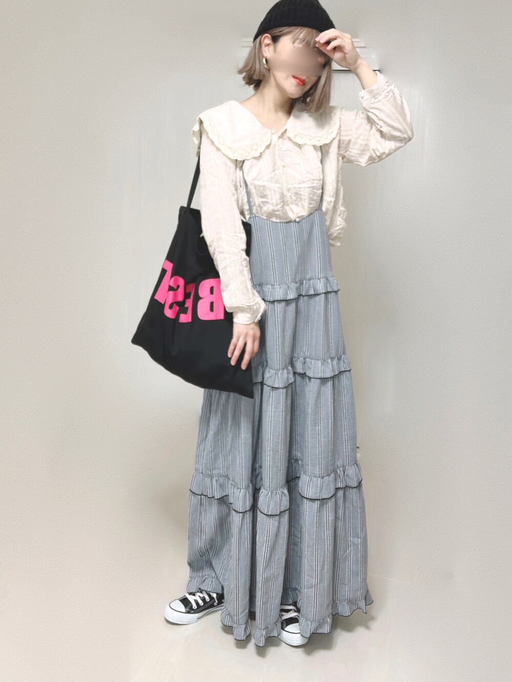 ブラック系のワンピース、ベージュ系のシャツ/ブラウス、ブラック系のトートバッグを着用したレディースの夏コーディネートの5枚目の写真