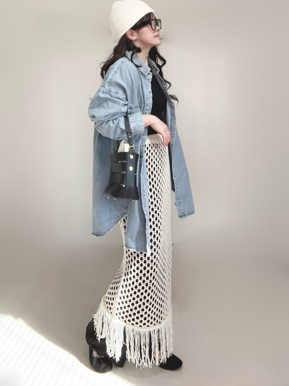 ブルー系のシャツ/ブラウス、ブラック系のキャミソール、ホワイト系のスカートを着用したレディースの春コーディネートの5枚目の写真