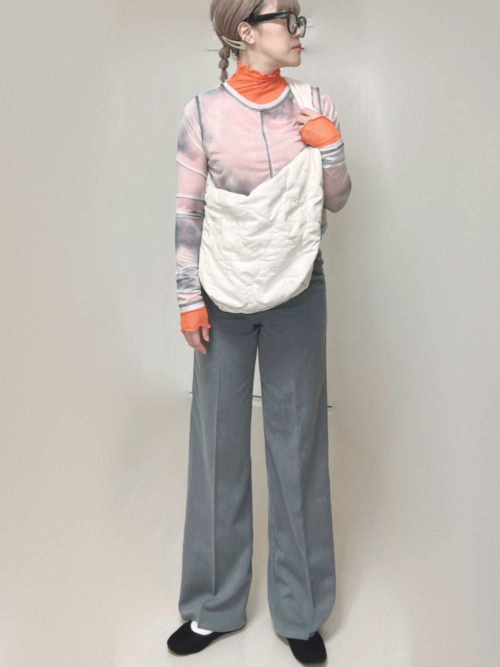 その他のその他トップス、オレンジ系のTシャツ/カットソー、ホワイト系のショルダーバッグを着用したレディースの夏コーディネートの3枚目の写真