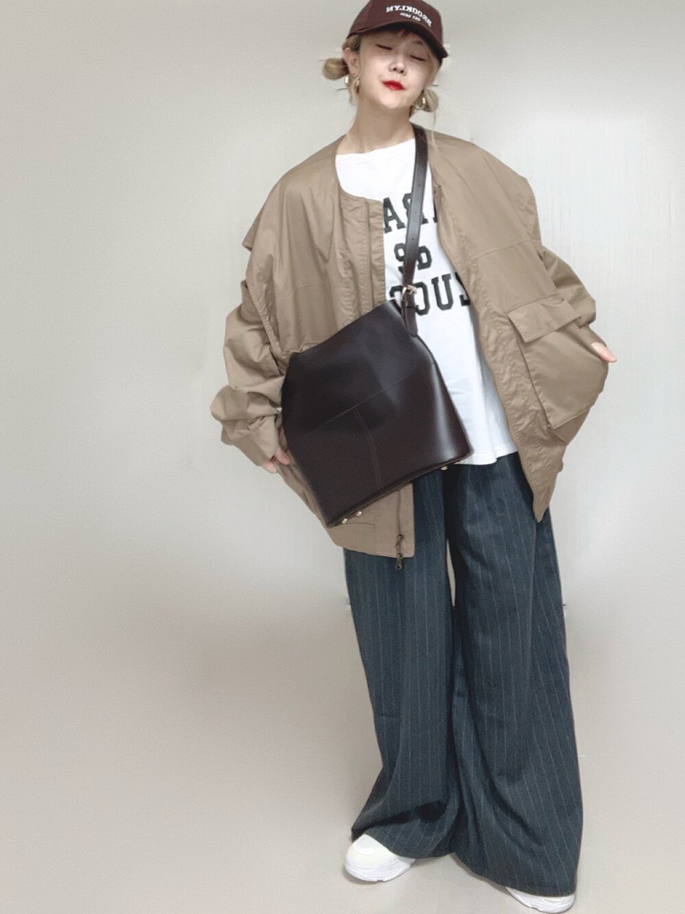 ベージュ系のジャケット/アウター、ホワイト系のTシャツ/カットソー、ホワイト系のスニーカーを着用したレディースの春コーディネートの4枚目の写真