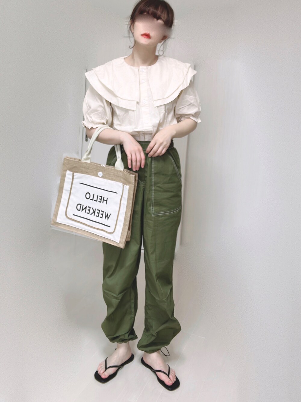 グリーン系のカーゴパンツ、ベージュ系のシャツ/ブラウス、ホワイト系のかごバッグを着用したレディースの春コーディネートの5枚目の写真
