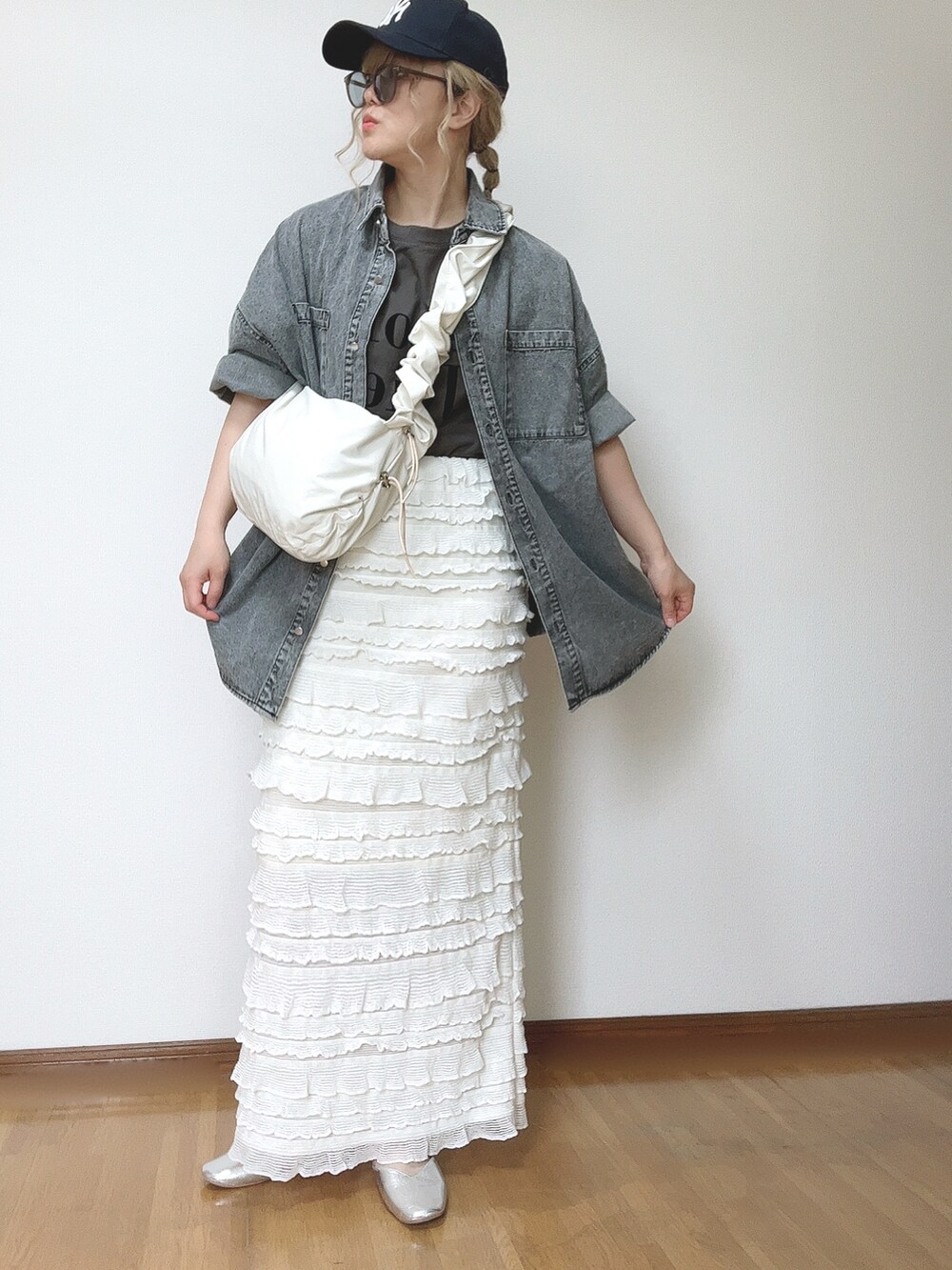 ブラック系のシャツ/ブラウス、ホワイト系のショルダーバッグ、ホワイト系のスカートを着用したレディースの夏コーディネートの3枚目の写真