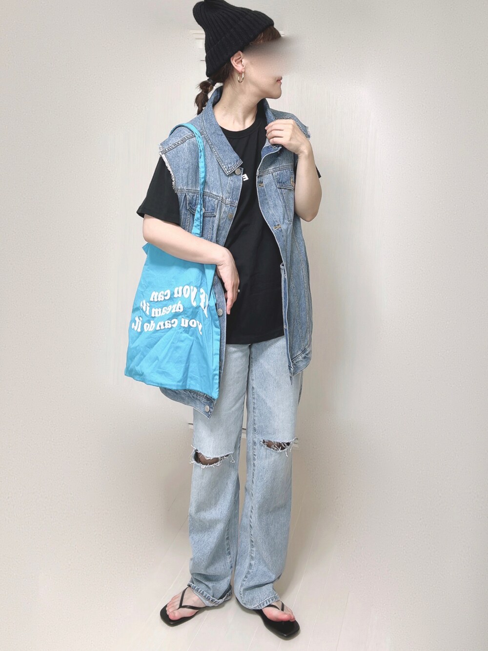 ブルー系のベスト、ブラック系のTシャツ/カットソー、ブルー系のトートバッグを着用したレディースの夏コーディネートの2枚目の写真