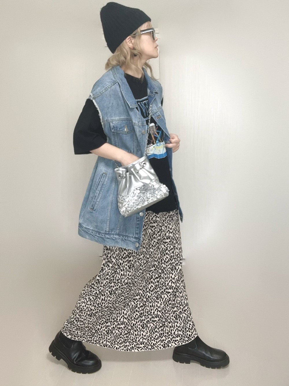 ブラック系のTシャツ/カットソー、ブルー系のベスト、シルバー系のショルダーバッグを着用したレディースの秋コーディネートの3枚目の写真