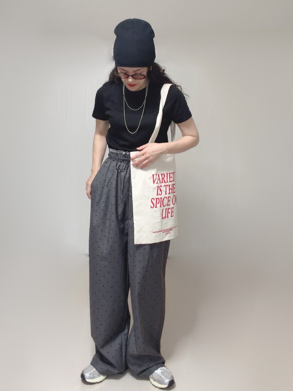 ホワイト系のトートバッグ、ブラック系のTシャツ/カットソー、ブラック系のニットキャップ/ビーニーを着用したレディースの夏コーディネートの5枚目の写真