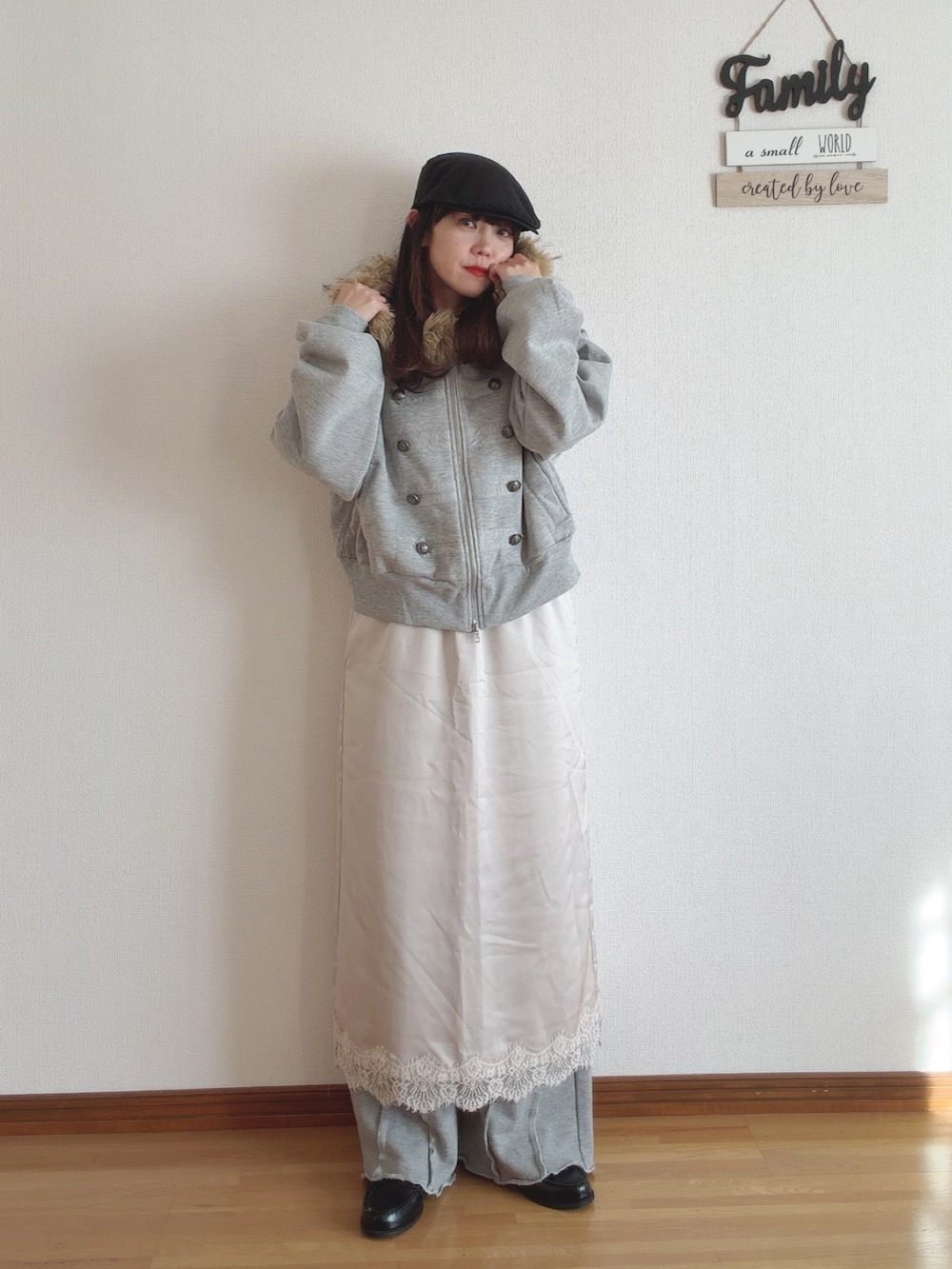 グレー系のスウェットパンツ、グレー系のパーカー、ホワイト系のスカートを着用したレディースの秋コーディネートの2枚目の写真