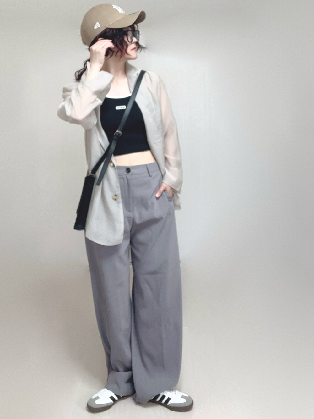 グレー系のその他パンツ、ブラック系のショルダーバッグ、ブラック系のキャミソールを着用したレディースの夏コーディネートの3枚目の写真