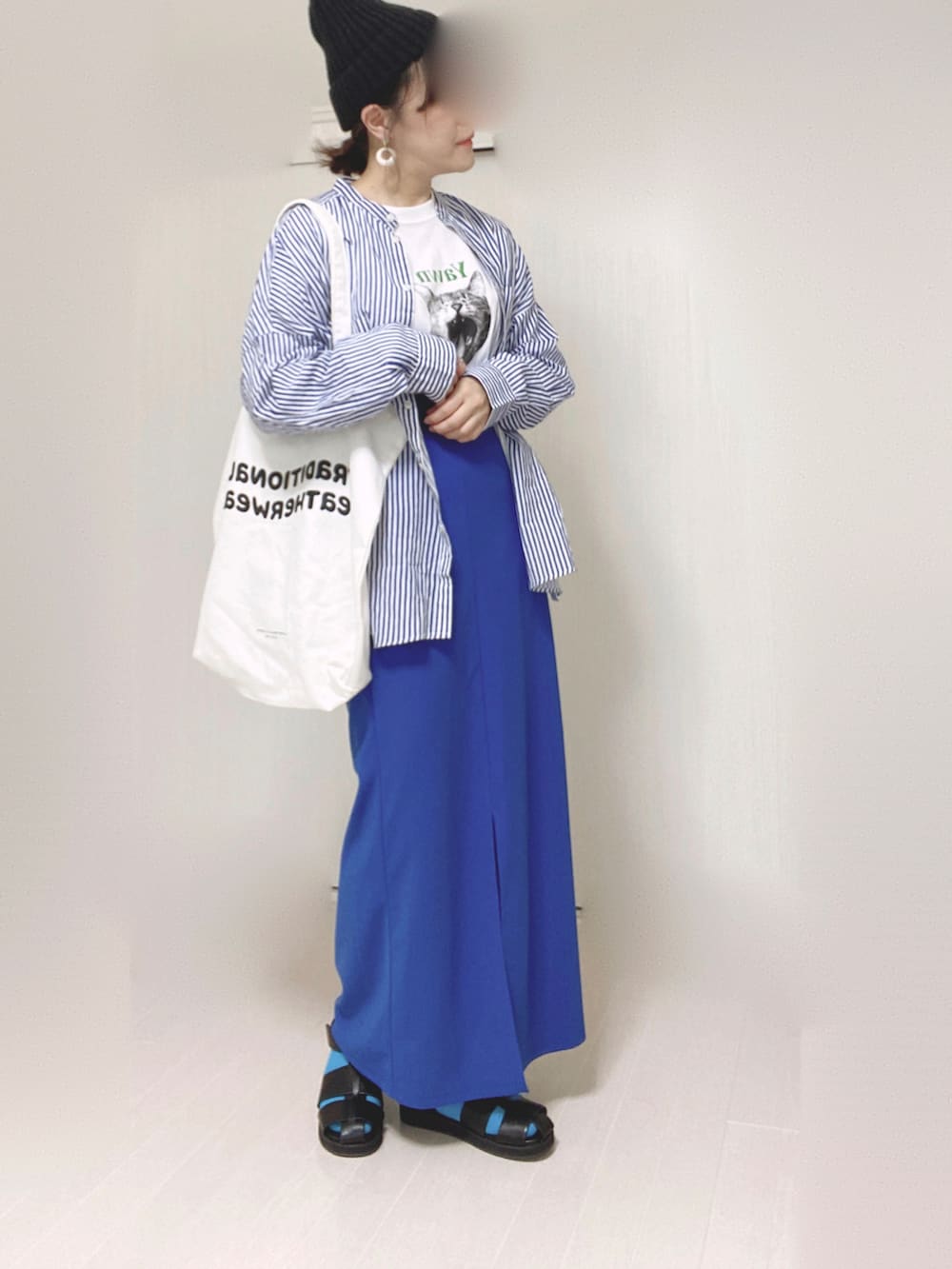 ホワイト系のTシャツ/カットソー、ブルー系のシャツ/ブラウス、ブルー系のスカートを着用したレディースの秋コーディネートの4枚目の写真