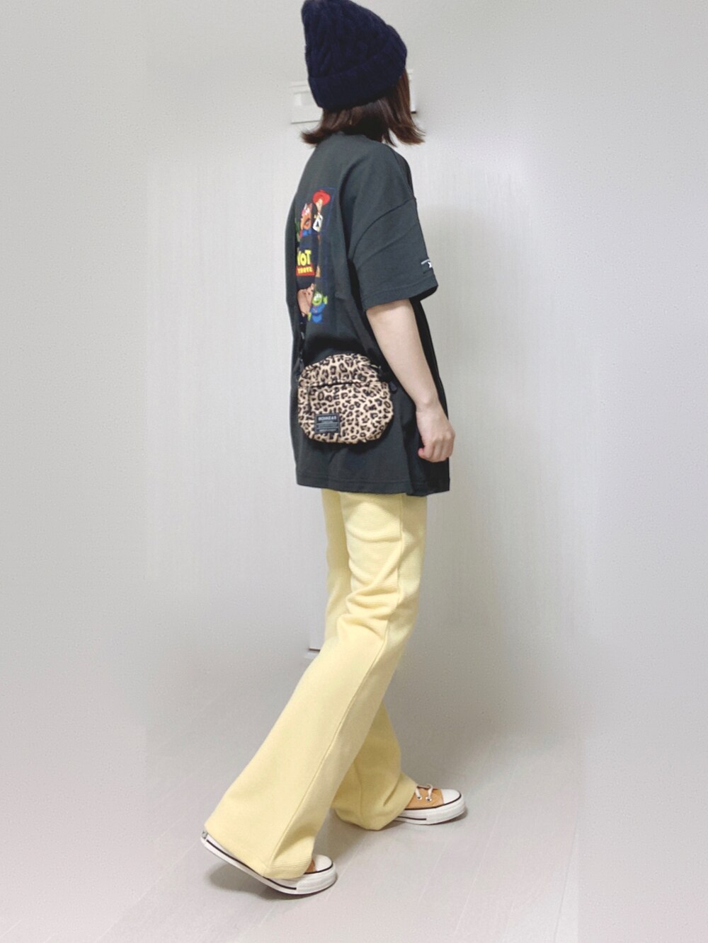 イエロー系のその他パンツ、グレー系のTシャツ/カットソー、ブラック系のスニーカーを着用したレディースの夏コーディネートの4枚目の写真