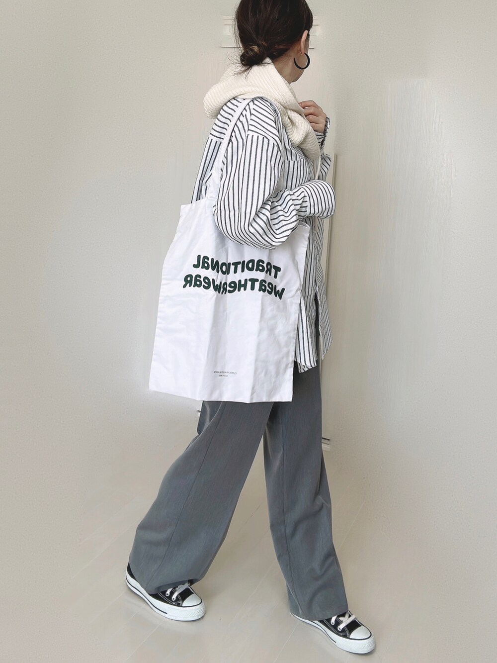 ホワイト系のシャツ/ブラウス、ホワイト系のトートバッグ、ブラック系のスニーカーを着用したレディースの秋コーディネートの4枚目の写真