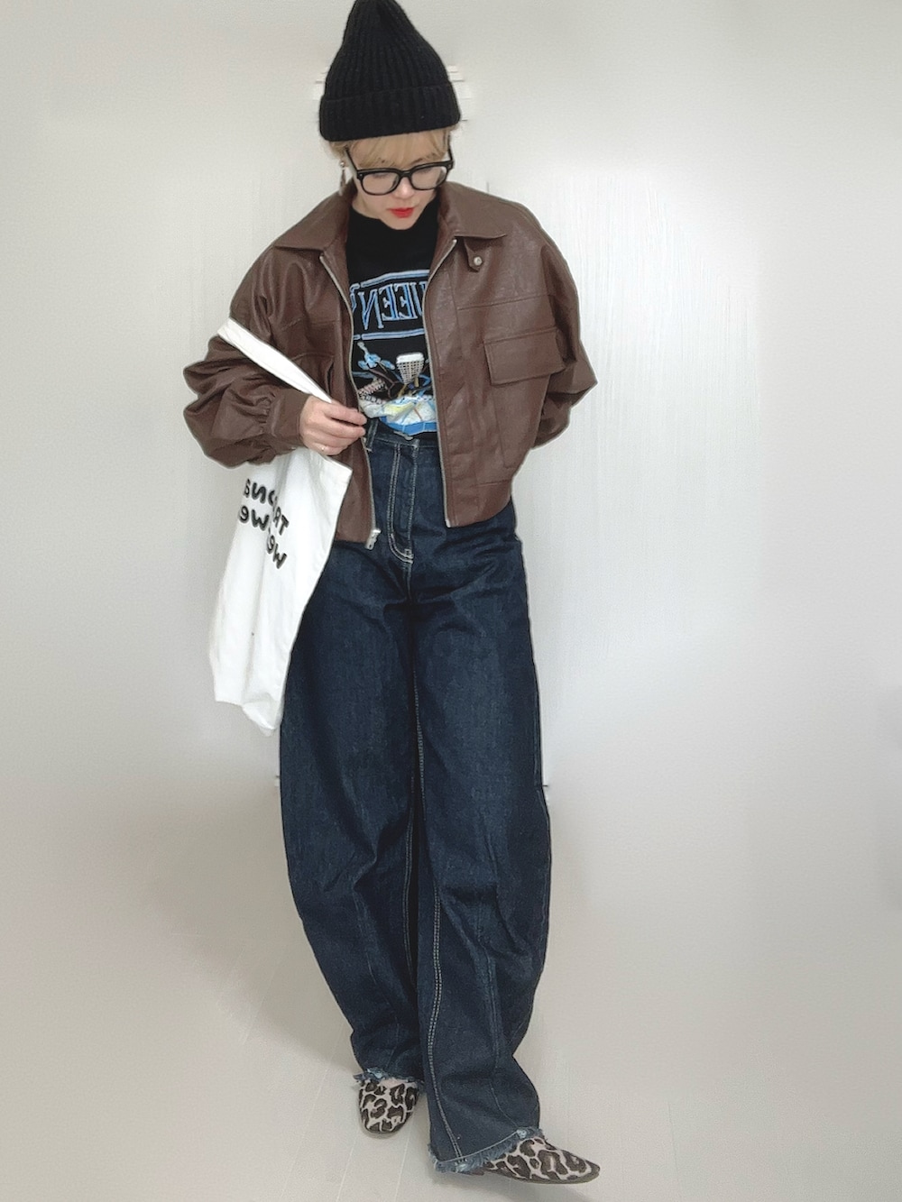 ブラウン系のブルゾン、ブラック系のTシャツ/カットソー、ホワイト系のトートバッグを着用したレディースの秋コーディネートの4枚目の写真