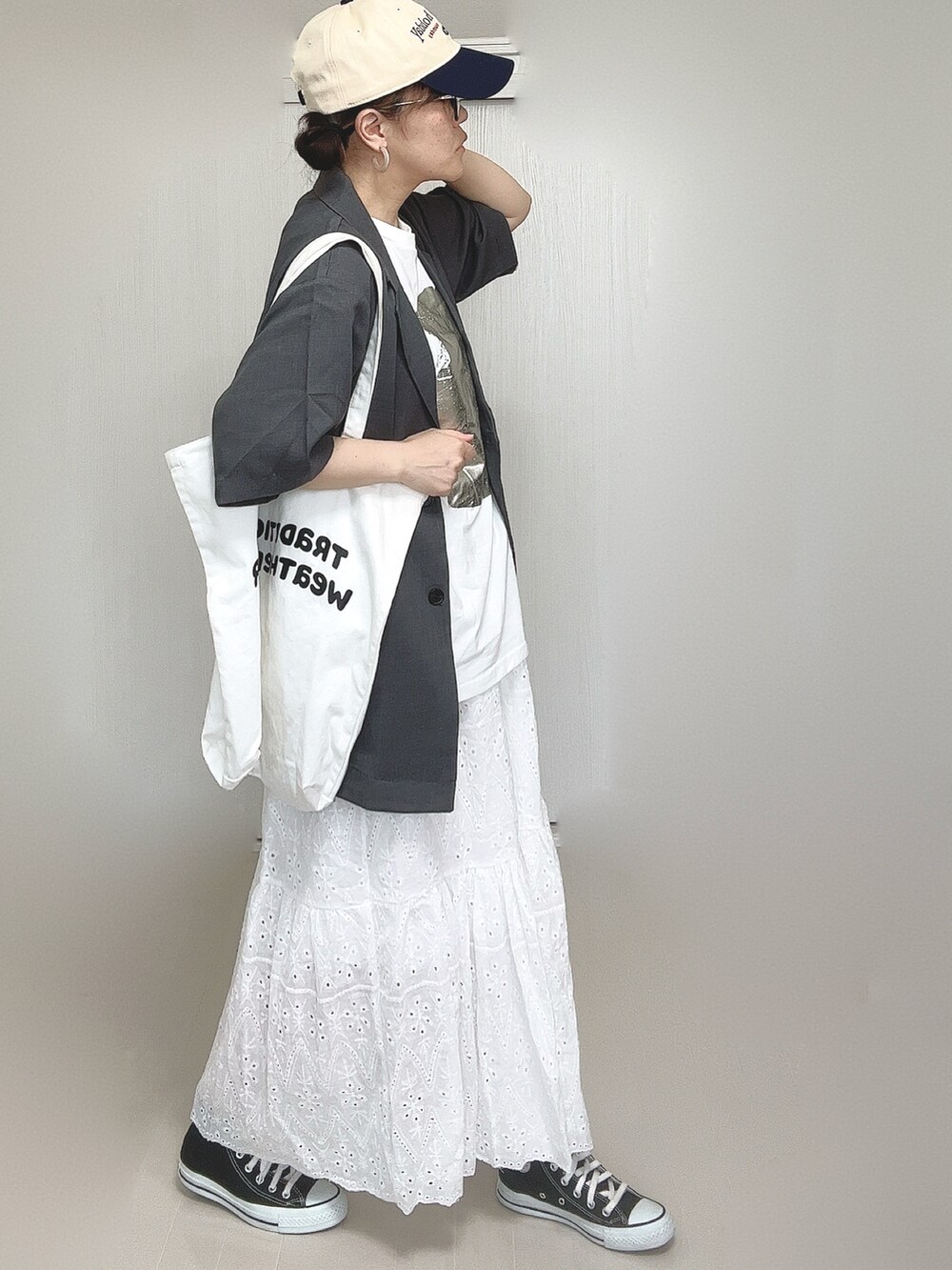 ホワイト系のTシャツ/カットソー、グレー系のテーラードジャケット、ホワイト系のトートバッグを着用したレディースの夏コーディネートの2枚目の写真