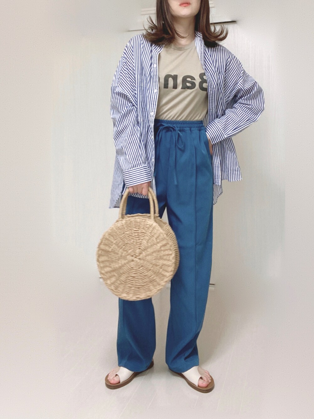 ブルー系のその他パンツ、ブルー系のシャツ/ブラウス、ホワイト系のサンダルを着用したレディースの春コーディネートの3枚目の写真