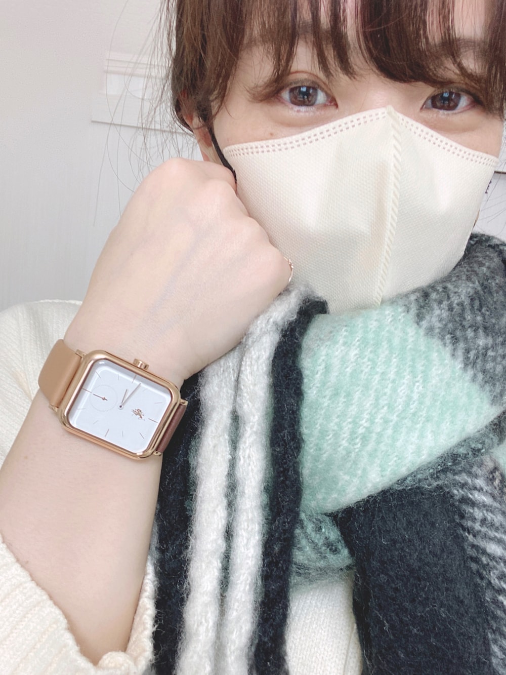 ホワイト系のショルダーバッグ、ホワイト系のダウンジャケット/コート、ホワイト系のニット/セーターを着用したレディースの冬コーディネートの3枚目の写真