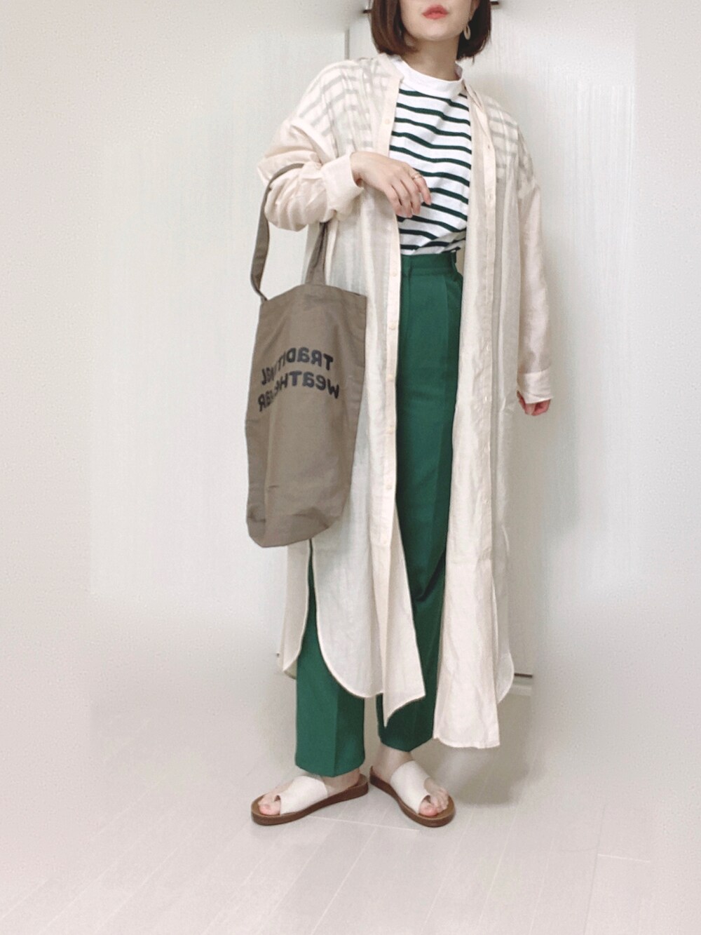 ホワイト系のTシャツ/カットソー、ホワイト系のワンピース、ブラウン系のトートバッグを着用したレディースの夏コーディネートの3枚目の写真