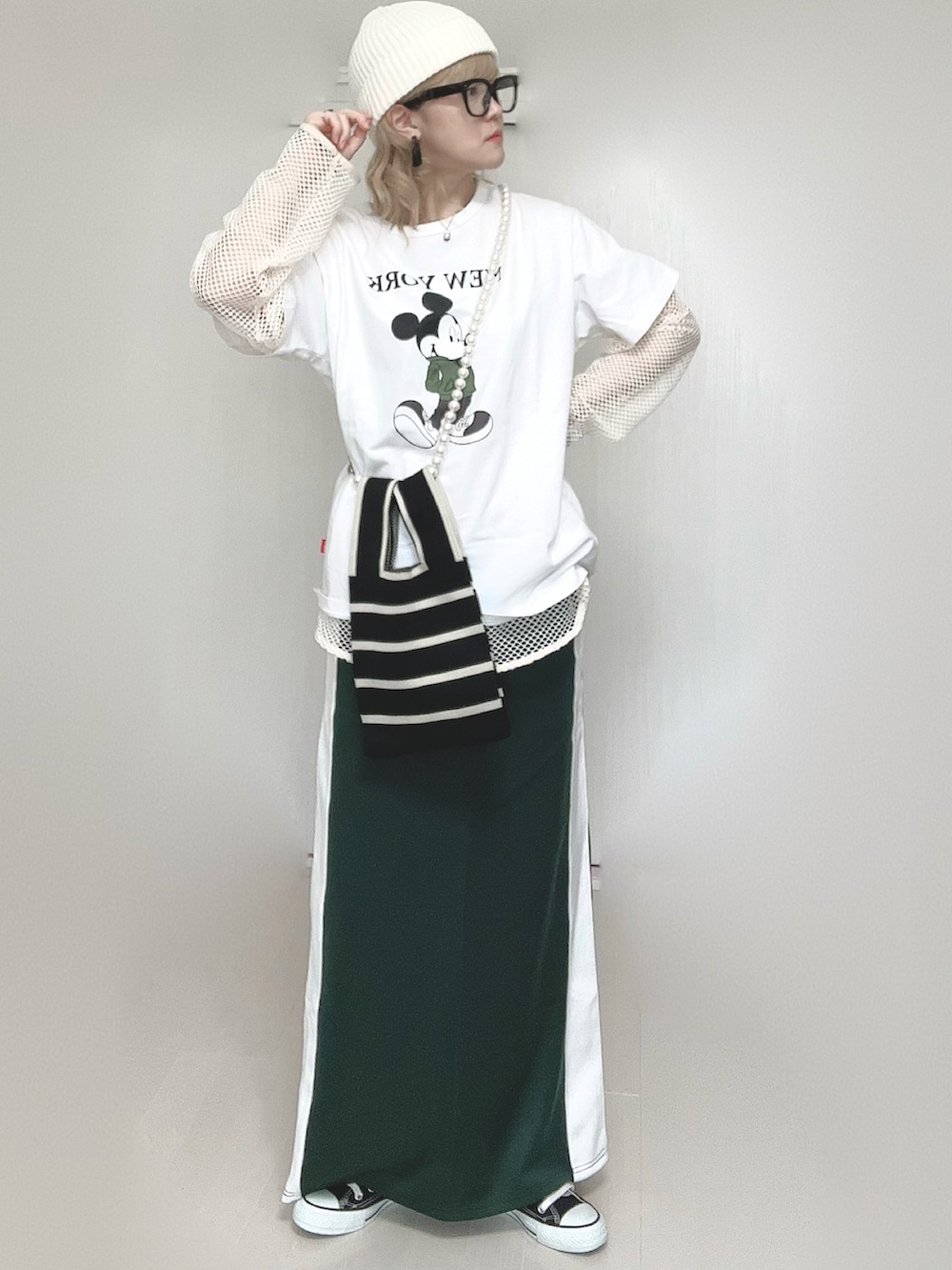 ホワイト系のTシャツ/カットソー、その他のトートバッグ、グリーン系のスカートを着用したレディースの春コーディネートの2枚目の写真