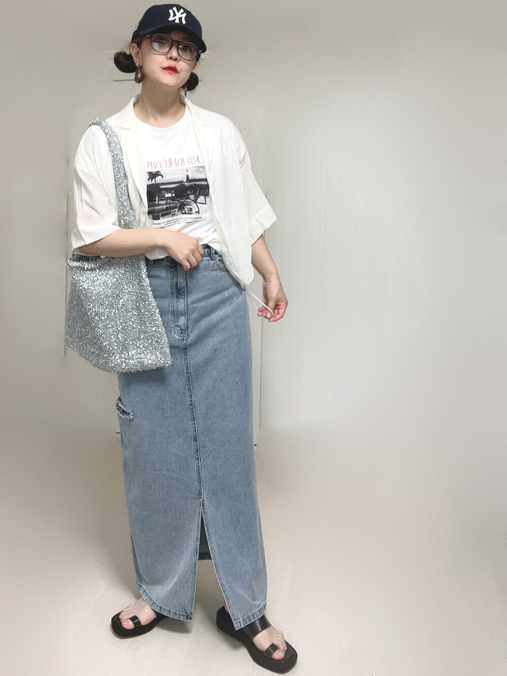 ホワイト系のシャツ/ブラウス、ブラック系のサンダルを着用したレディースの夏コーディネートの5枚目の写真