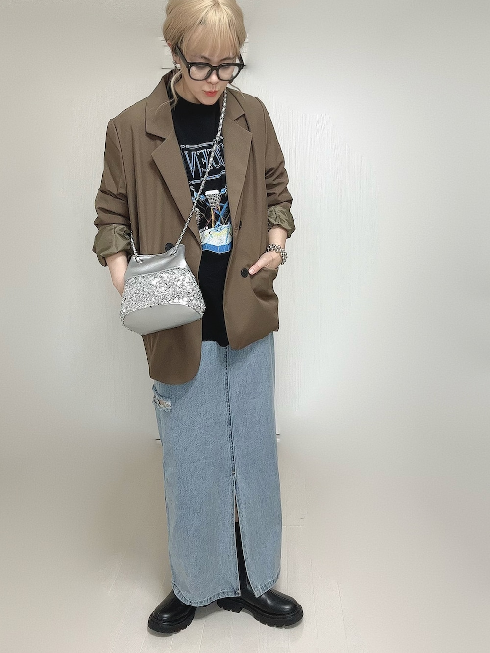 ブラック系のブーツ、ブラウン系のテーラードジャケット、ブラック系のTシャツ/カットソーを着用したレディースの秋コーディネートの3枚目の写真