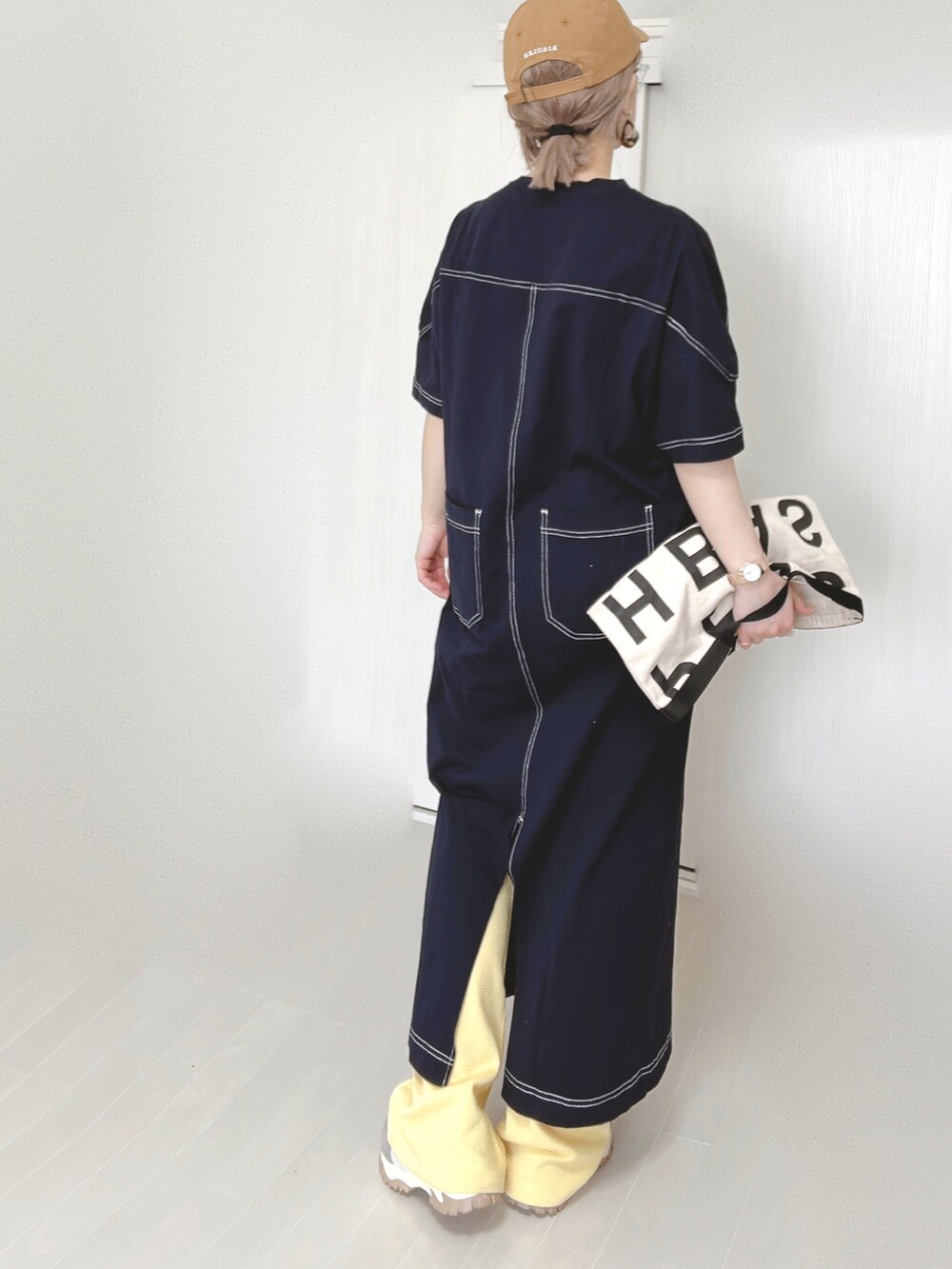 イエロー系のその他パンツ、ブルー系のワンピース、ホワイト系のトートバッグを着用したレディースの春コーディネートの4枚目の写真