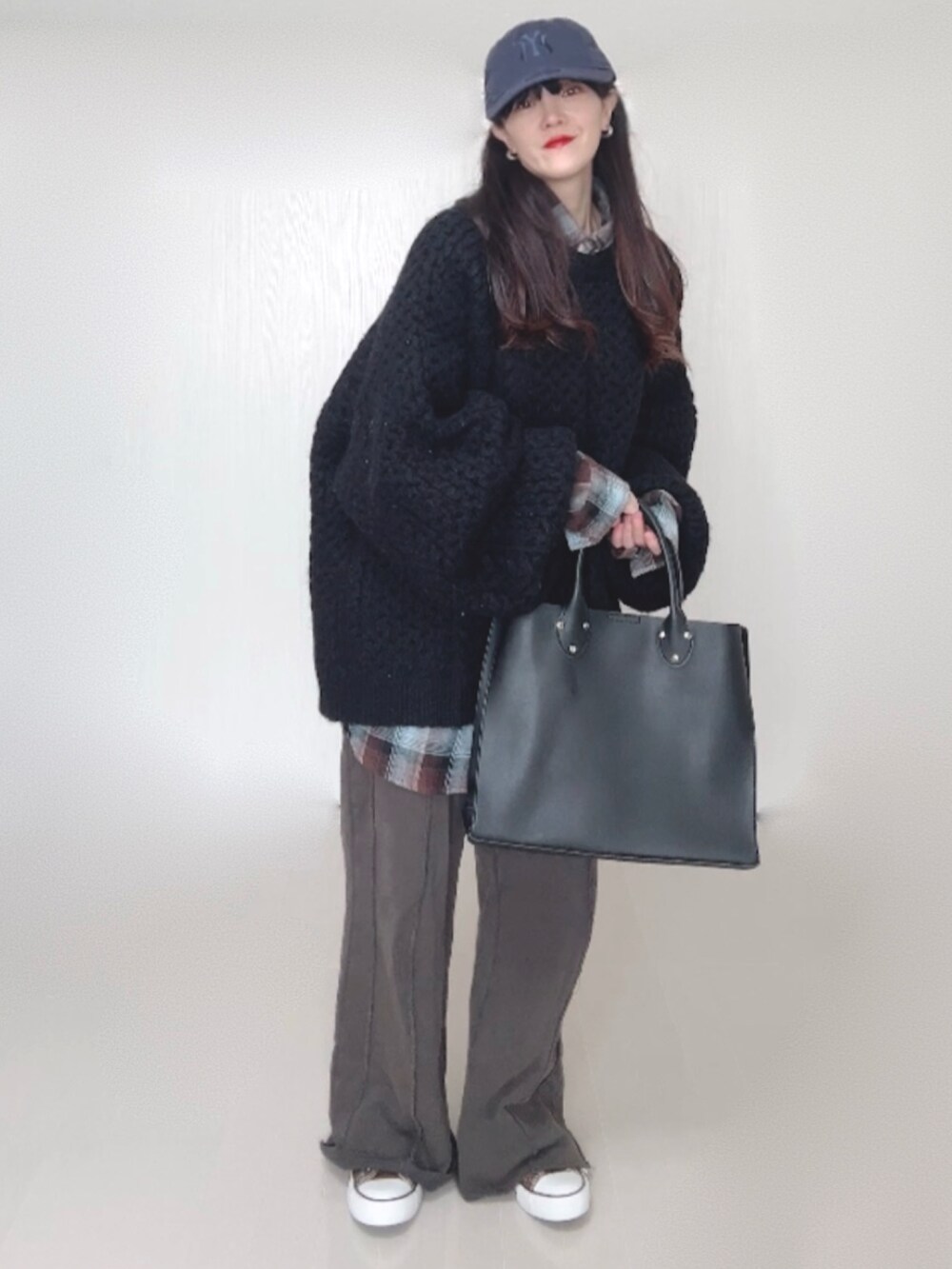 ブラウン系のシャツ/ブラウス、ブラック系のスウェットパンツ、ブラック系のトートバッグを着用したレディースの秋コーディネートの3枚目の写真