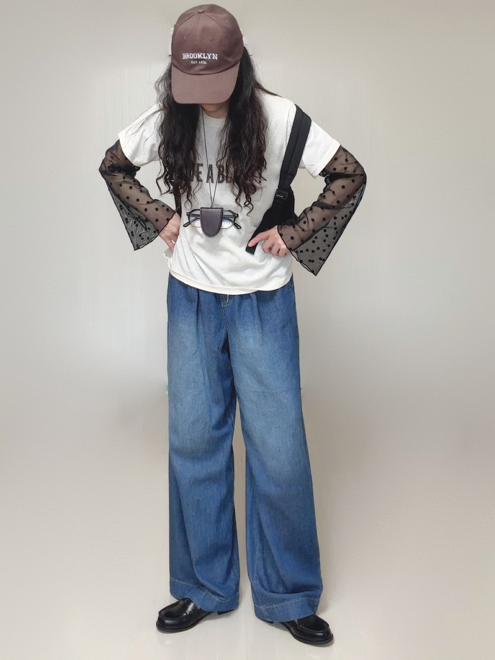 ホワイト系のTシャツ/カットソー、ブラック系のシャツ/ブラウス、ブラック系のローファーを着用したレディースの春コーディネートの2枚目の写真