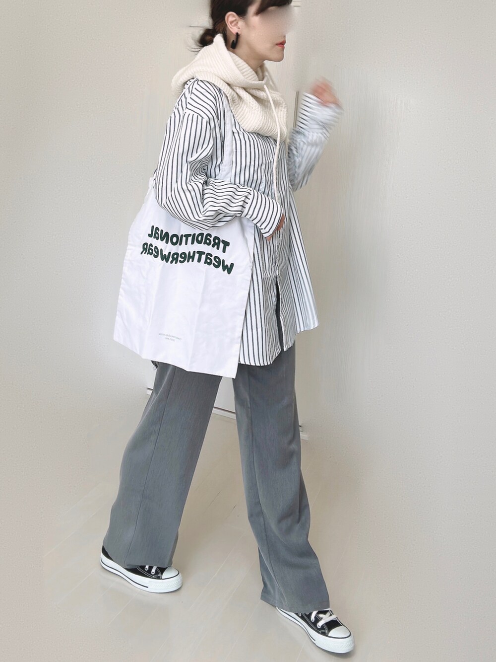 ホワイト系のシャツ/ブラウス、ホワイト系のトートバッグ、ブラック系のスニーカーを着用したレディースの秋コーディネートの2枚目の写真