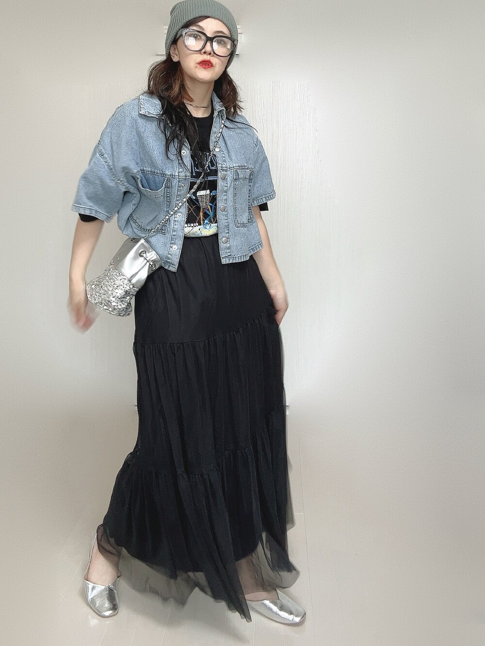 ブラック系のスカート、ブルー系のシャツ/ブラウス、ブラック系のTシャツ/カットソーを着用したレディースの夏コーディネートの2枚目の写真