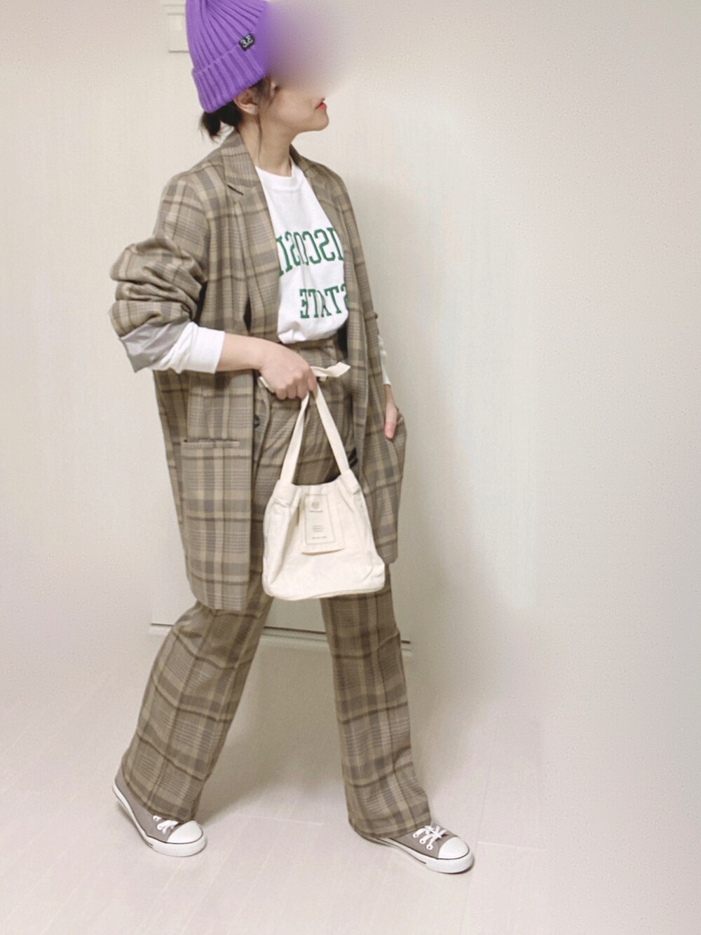 ホワイト系のTシャツ/カットソー、ベージュ系のテーラードジャケット、ベージュ系のその他パンツを着用したレディースの秋コーディネートの4枚目の写真